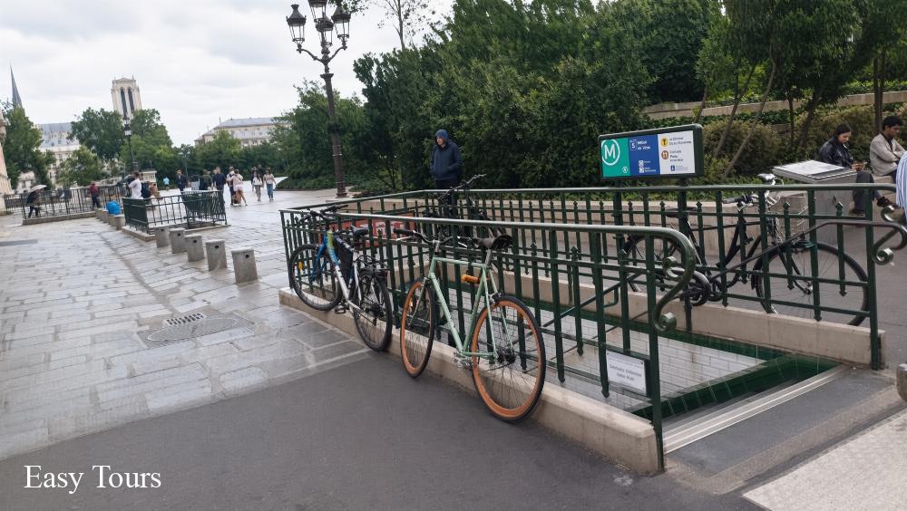 Entrance to the Metro station Hotel de Ville line 1